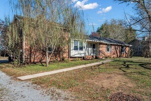 1065 Lakeland Dr in Gallatin, TN - Building Photo