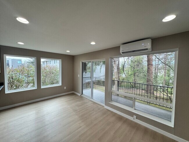 6015 Lakeview Dr in Kirkland, WA - Building Photo - Building Photo