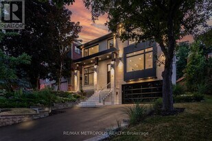 12 Bearwood Dr in Toronto, ON - Building Photo
