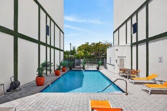 1044 NE 18th Ave, Unit 203 in Fort Lauderdale, FL - Foto de edificio - Building Photo