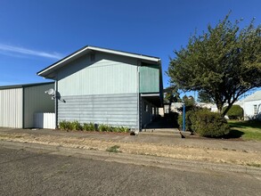 345 Moore St in Harrisburg, OR - Foto de edificio - Building Photo