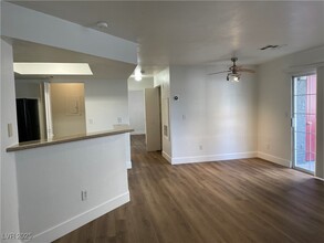 8600 W Charleston Blvd in Las Vegas, NV - Foto de edificio - Building Photo