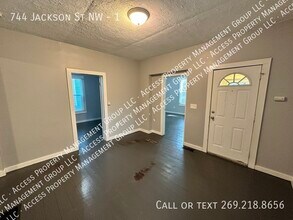 744 Jackson St NW in Grand Rapids, MI - Building Photo - Building Photo