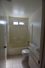 1136 W Damron Ave in Tulare, CA - Building Photo - Building Photo