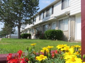 San Dee Townhomes in Taylor, MI - Building Photo