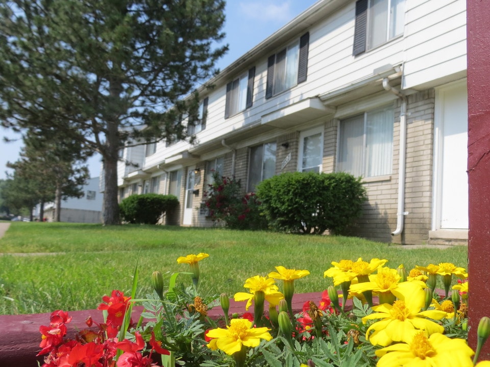 San Dee Townhomes in Taylor, MI - Building Photo