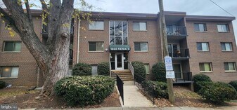 1600 Renate Dr, Unit T1 in Woodbridge, VA - Building Photo