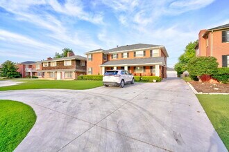 6525 Avondale Dr in Nichols Hills, OK - Foto de edificio - Building Photo