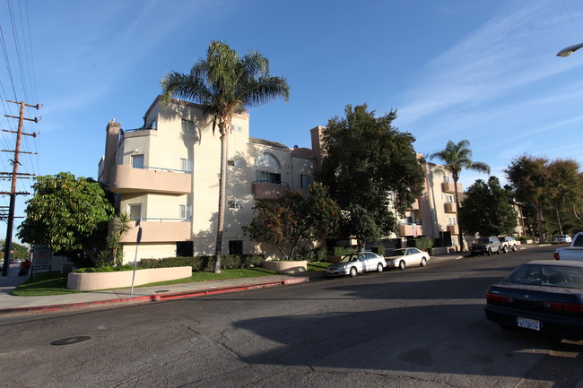 CAMBRIDGE COURT APARTMENTS in Canoga Park, CA - Foto de edificio - Building Photo