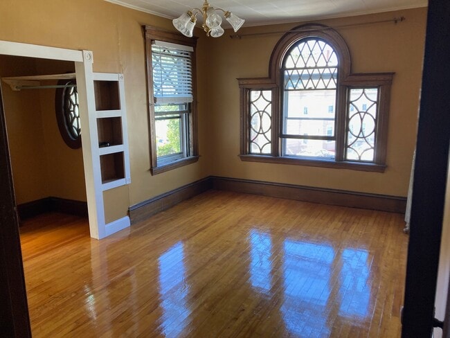 23 Freeland St, Unit 2 in Worcester, MA - Foto de edificio - Building Photo