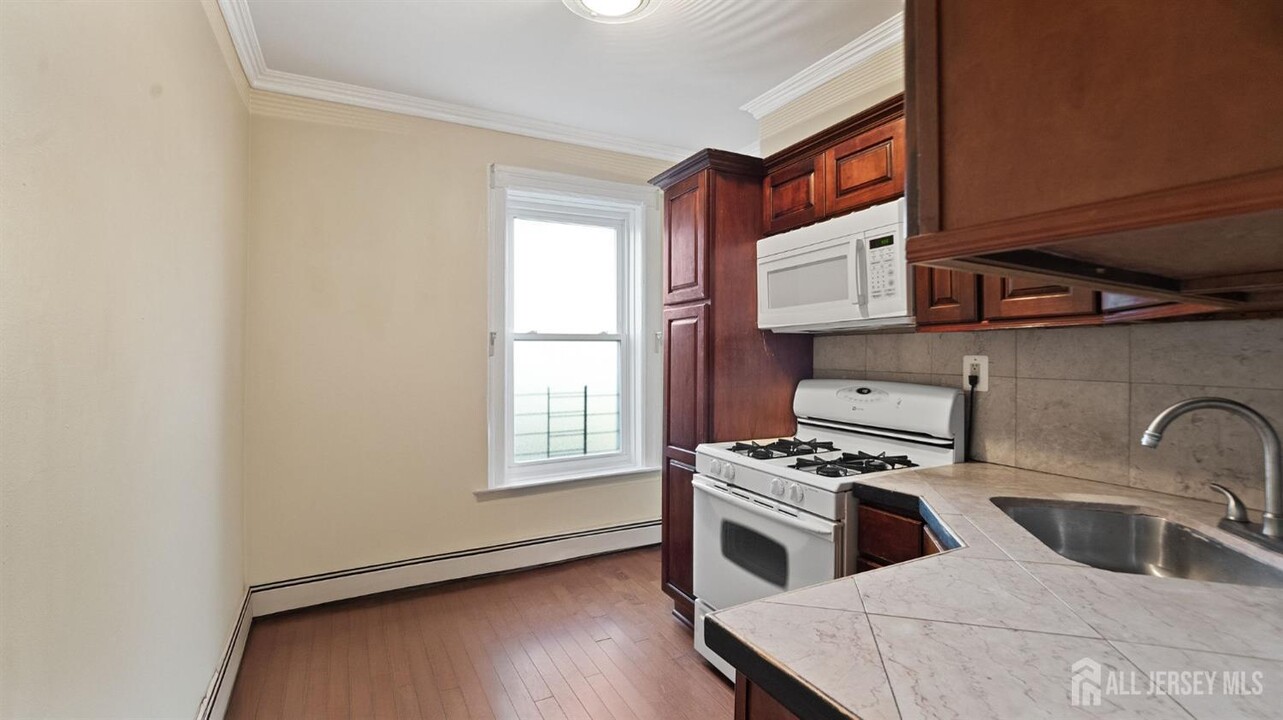 393 Woodlawn Ave-Unit -2 in Jersey City, NJ - Building Photo
