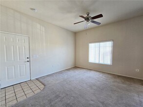9303 Gilcrease Ave, Unit 2211 in Las Vegas, NV - Foto de edificio - Building Photo