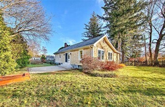 18 Orchard Ave in Barrington, RI - Building Photo - Building Photo