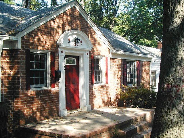 property at 812 W Markham Ave