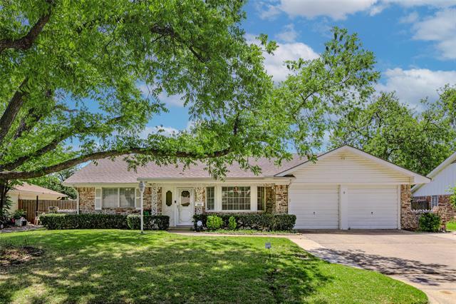 5016 Emerald Lake Dr in Fort Worth, TX - Building Photo