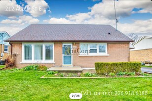 212 Allen St E in Waterloo, ON - Building Photo