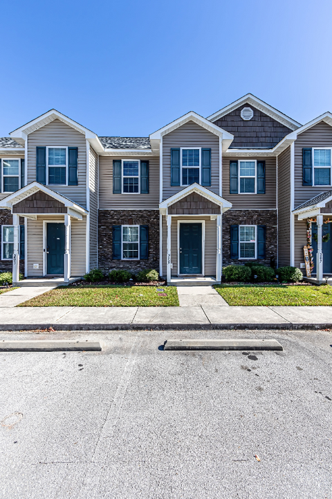 205 Glen Cannon Drive in Jacksonville, NC - Building Photo