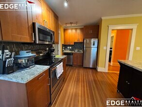 136 Summer St, Unit 1 in Watertown, MA - Foto de edificio - Building Photo