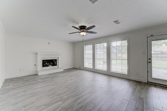 560 Landfall Ln in Conroe, TX - Building Photo - Building Photo