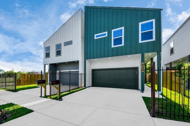 9305 Jutland Rd in Houston, TX - Building Photo - Building Photo