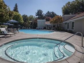 La Valencia Apartment Homes in Campbell, CA - Foto de edificio - Building Photo