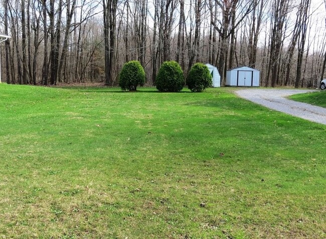 7606 Thompson Sharpsville Rd NE, Unit B in Burghill, OH - Foto de edificio - Building Photo