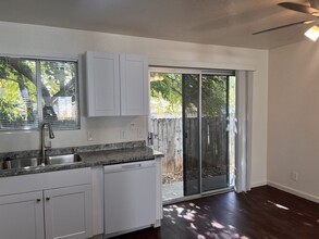 1616 Willis St-Unit -Unit 2 in Redding, CA - Foto de edificio - Building Photo