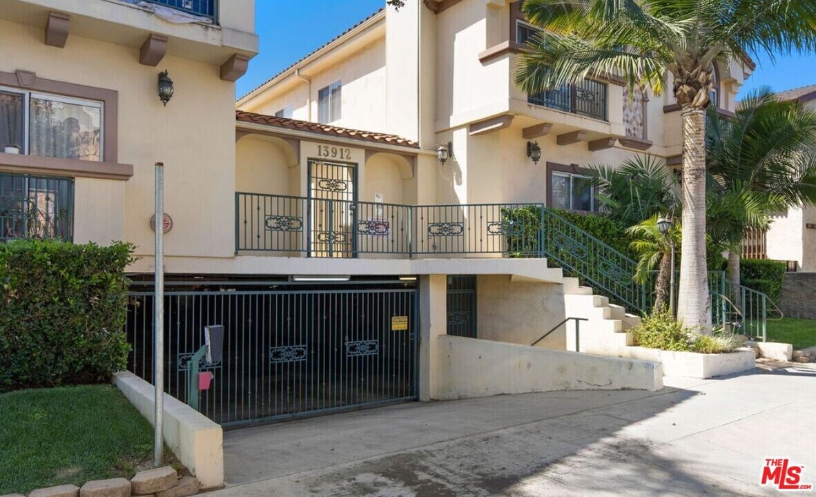 13912 Oxnard St in Los Angeles, CA - Building Photo