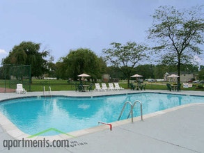 Williamsburg Square Apartments in Woodhaven, MI - Foto de edificio - Building Photo