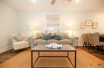 104 Cove E, Unit 107 in Horseshoe Bay, TX - Foto de edificio - Building Photo