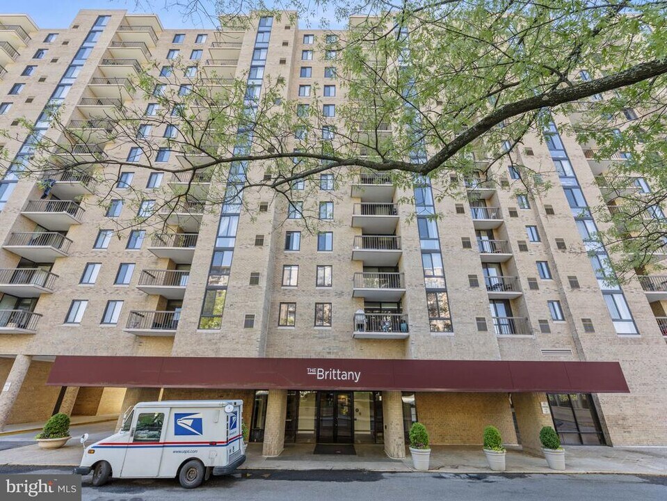 4500 S Four Mile Run Dr in Arlington, VA - Building Photo