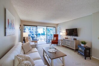 17617 Pomerado Rd-Unit -215 in San Diego, CA - Building Photo - Building Photo