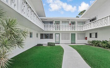 2004 Lake Osborne Dr, Unit 4 in Lake Worth Beach, FL - Foto de edificio - Building Photo
