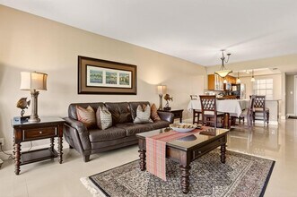 605 Oaks Dr in Pompano Beach, FL - Building Photo - Building Photo