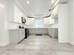 829 E 74th St in Los Angeles, CA - Foto de edificio - Building Photo