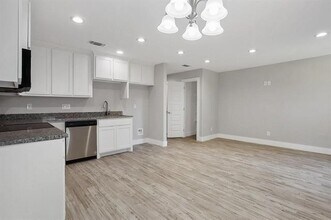 722 W Walker St in Denison, TX - Building Photo - Building Photo
