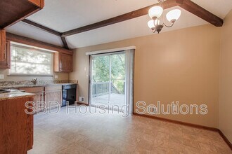 11951 Sycamore Ave in Grandview, MO - Building Photo - Building Photo