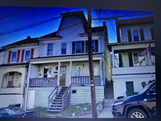 property at 930 W Pine St