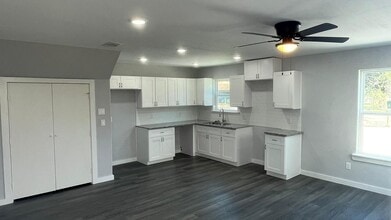6011 Wedgefield St in Houston, TX - Foto de edificio - Building Photo