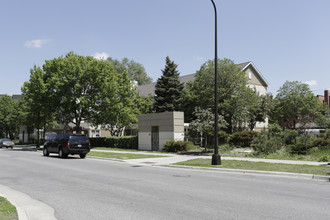 Buri Manor in Minneapolis, MN - Foto de edificio - Building Photo