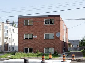 251 Mohawk Rd E in Hamilton, ON - Building Photo