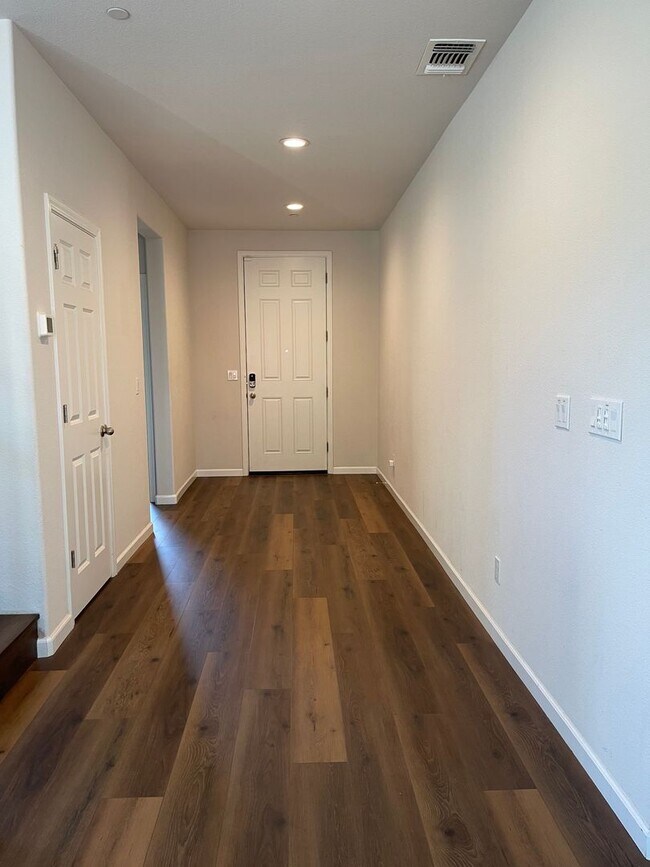 427 Avignon Way in Stockton, CA - Building Photo - Building Photo