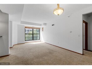 2565 Franklin Ave-Unit -208 in St. Paul, MN - Building Photo - Building Photo