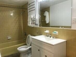 115 W Squantum St in Quincy, MA - Foto de edificio - Building Photo