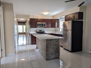 16W631 56th St in Clarendon Hills, IL - Building Photo - Building Photo