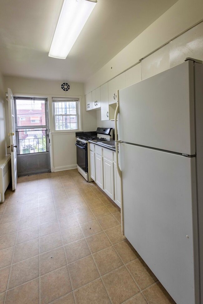 1829 E Belvedere Ave-Unit -Unit 1 in Baltimore, MD - Building Photo - Building Photo