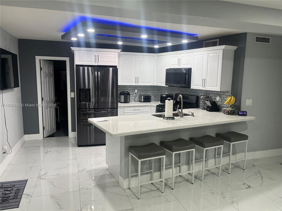 7703 NW 74th Ave in Tamarac, FL - Building Photo