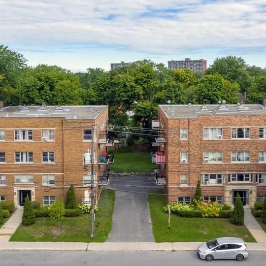 property at 5801 Chem. de la Côte St Luc