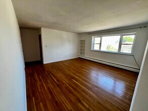 671 River St, Unit #2R in Boston, MA - Foto de edificio - Building Photo