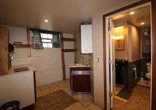 811 E Pleasant St, Unit 1B in Milwaukee, WI - Building Photo - Building Photo